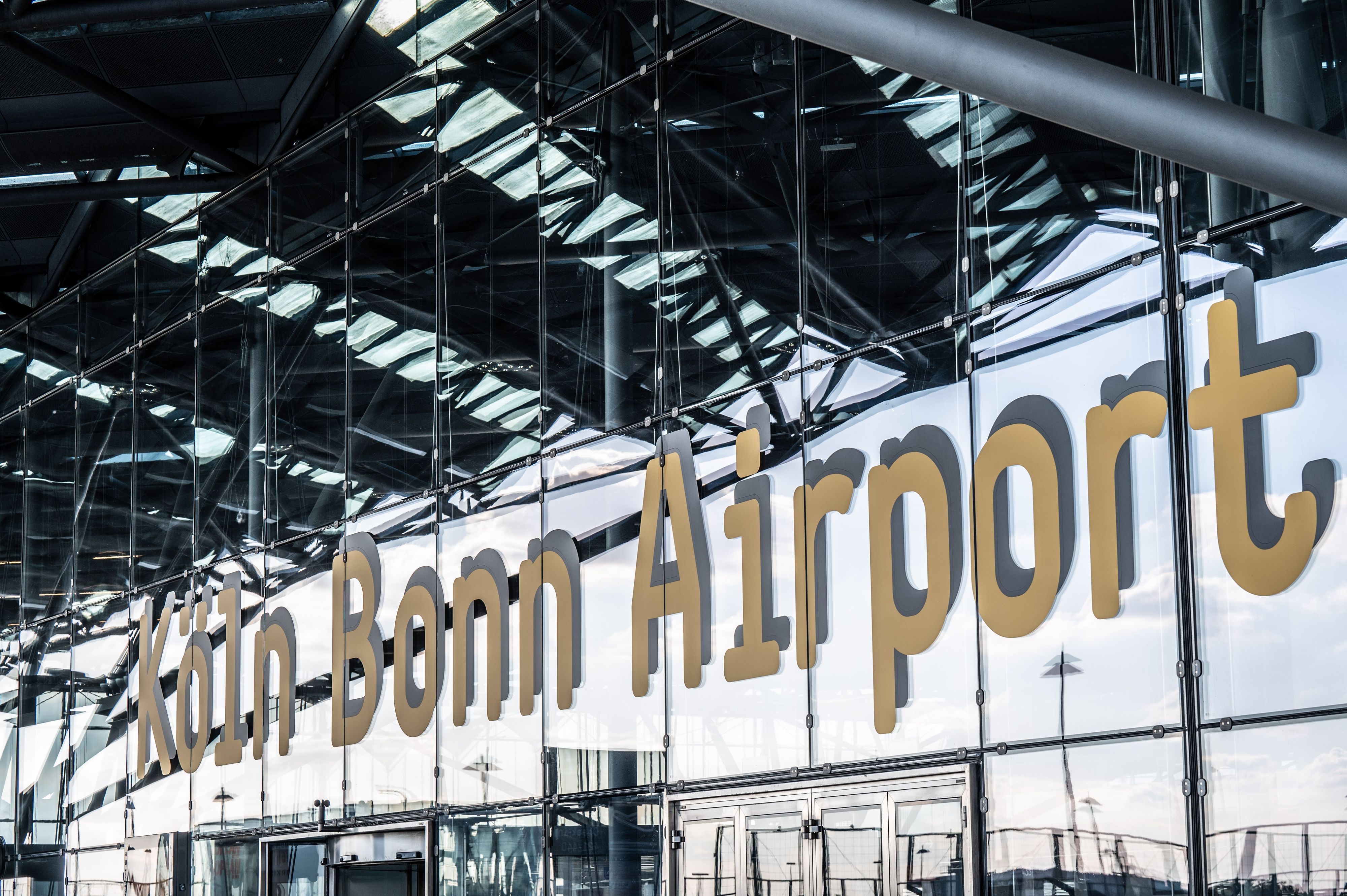 Schriftzug Köln Bonn Airport am Flughafen.