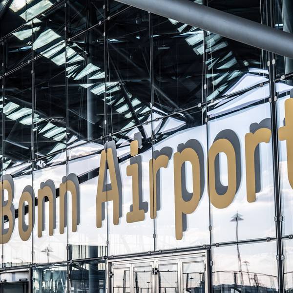 Schriftzug Köln Bonn Airport am Flughafen.