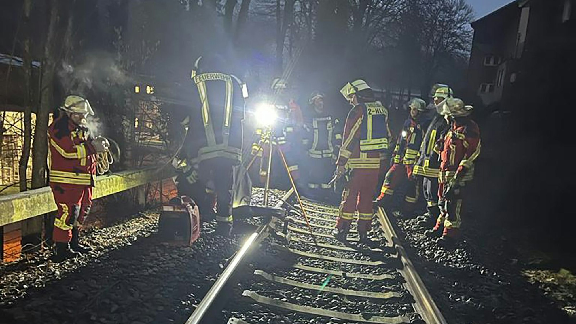Die Feuerwehr leuchtete den Bereich aus und brachte die 26 Passagiere zum Bahnhof Ründeroth.