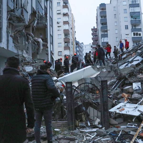 Türkei, Adana: Menschen und Rettungsteams versuchen, eingeschlossene Bewohner in eingestürzten Gebäuden zu erreichen.