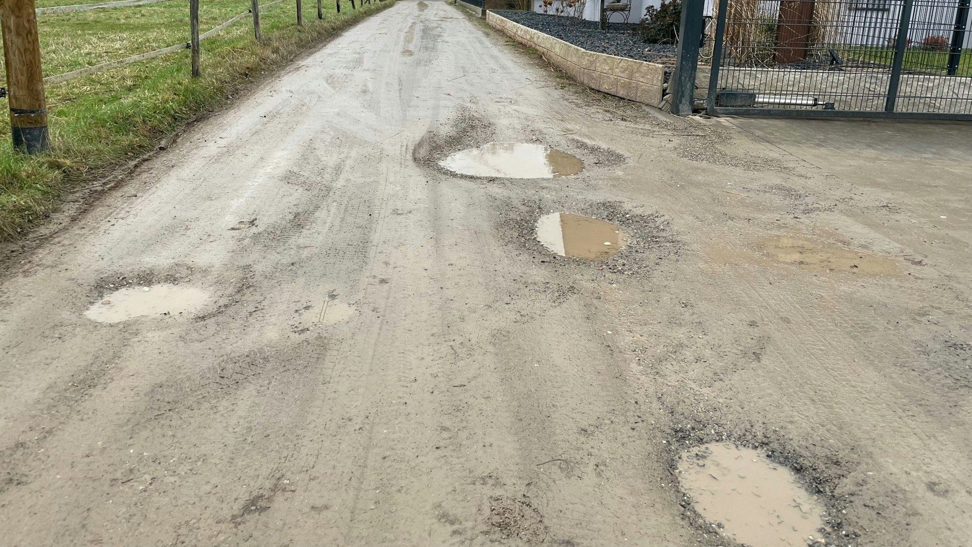 Der Nachtigallenweg in Lövenich ist nicht ausgebaut. Der Zustand der Sackgasse ist für die Anwohner ein Ärgernis und zudem alles andere als materialschonend.