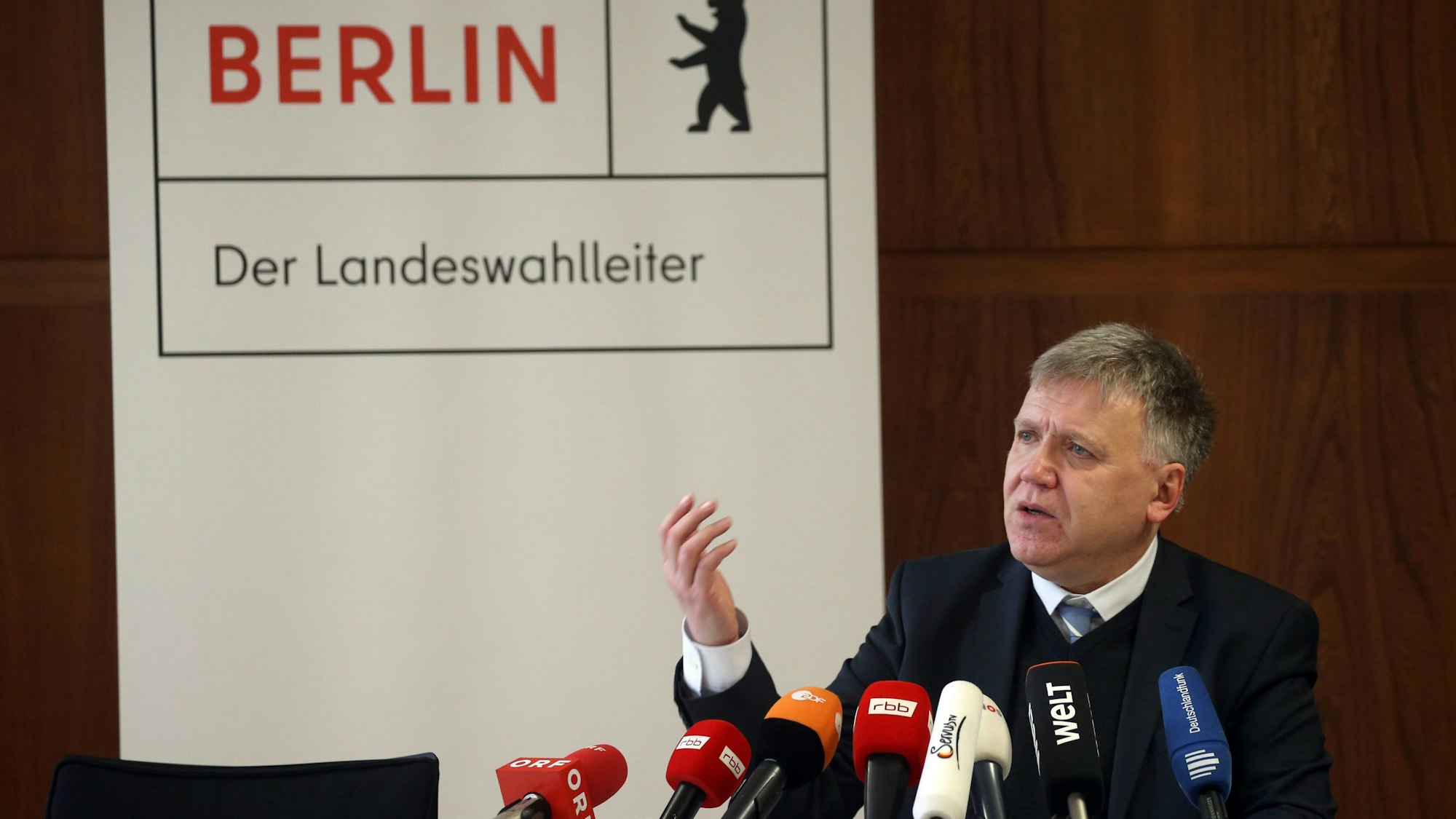 Stephan Bröchler, Landeswahlleiter, auf einer Pressekonferenz zum Stand der Vorbereitungen für die Wiederholungswahlen am 12. Februar.