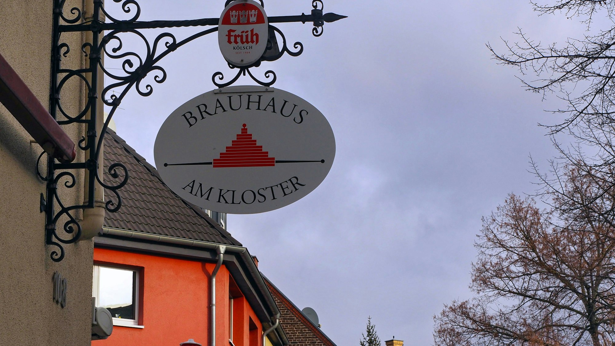 Nahaufnahme von einem Schild vor einer Gaststätte: Brauhaus am Kloster.