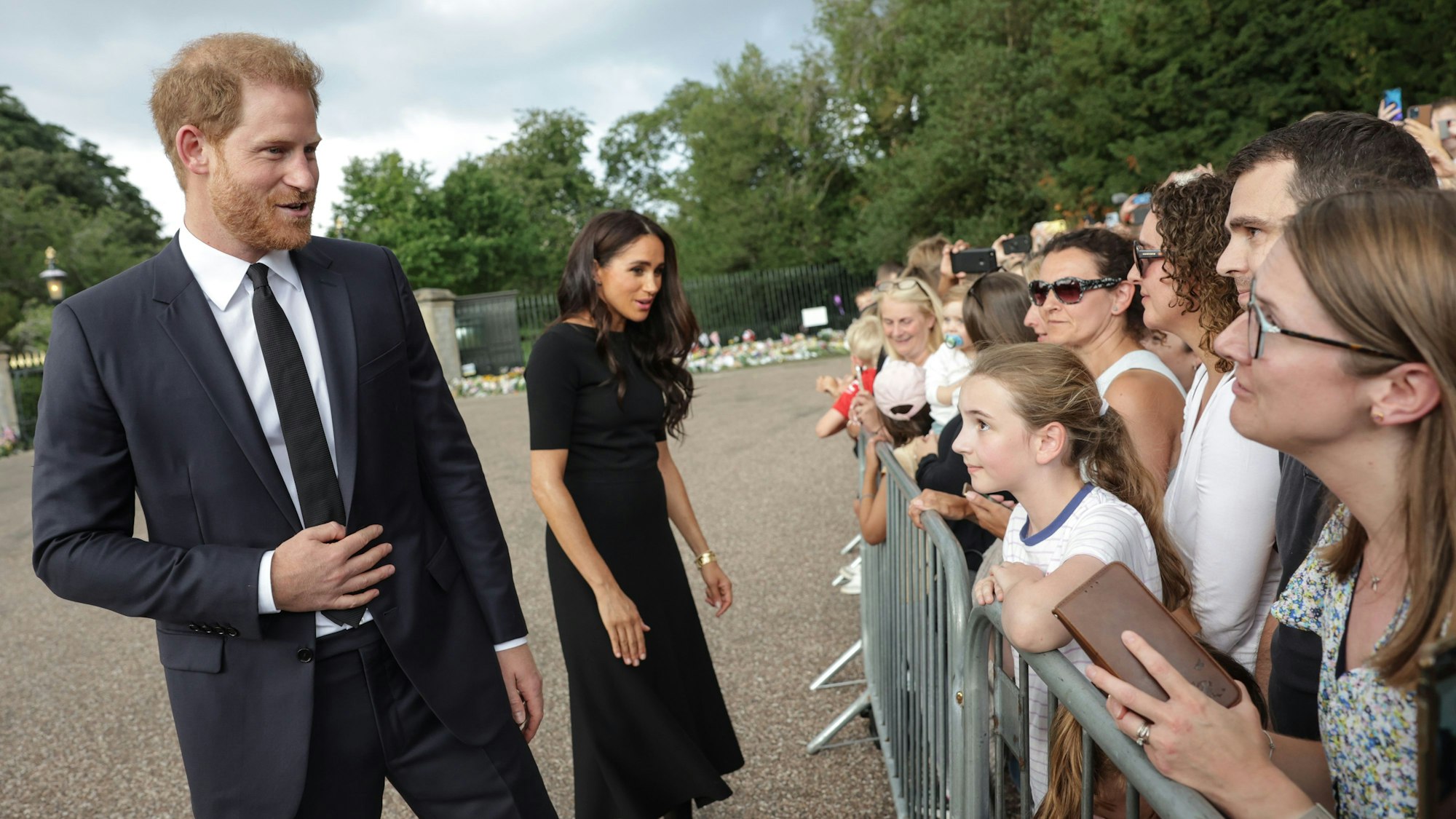 Der britische Prinz Harry, Herzog von Sussex, und seine Frau Meghan, Herzogin von Sussex, treffen nach dem Tod der britischen Königin Elizabeth II. auf Schloss Windsor mit der Öffentlichkeit zusammen. (Symbolbild)