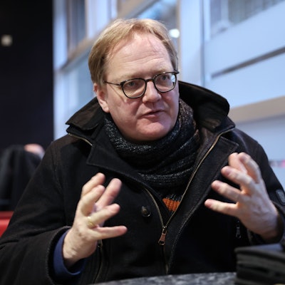 Der Kölner Staatsrechts-Professor Stephan Rixen gestikuliert mit beiden Händen im Gespräch mit seinem Interviewer Joachim Frank.