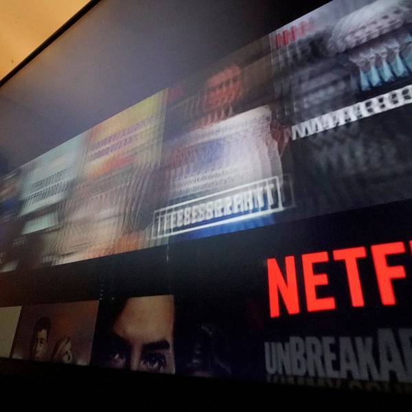 Das Netflix-Logo auf einem TV-Screen