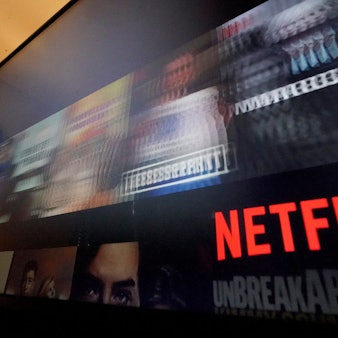 Das Netflix-Logo auf einem TV-Screen