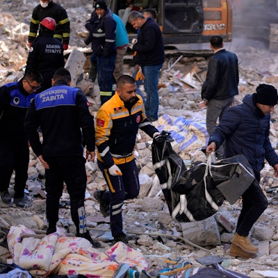 Helfer in den Trümmern.