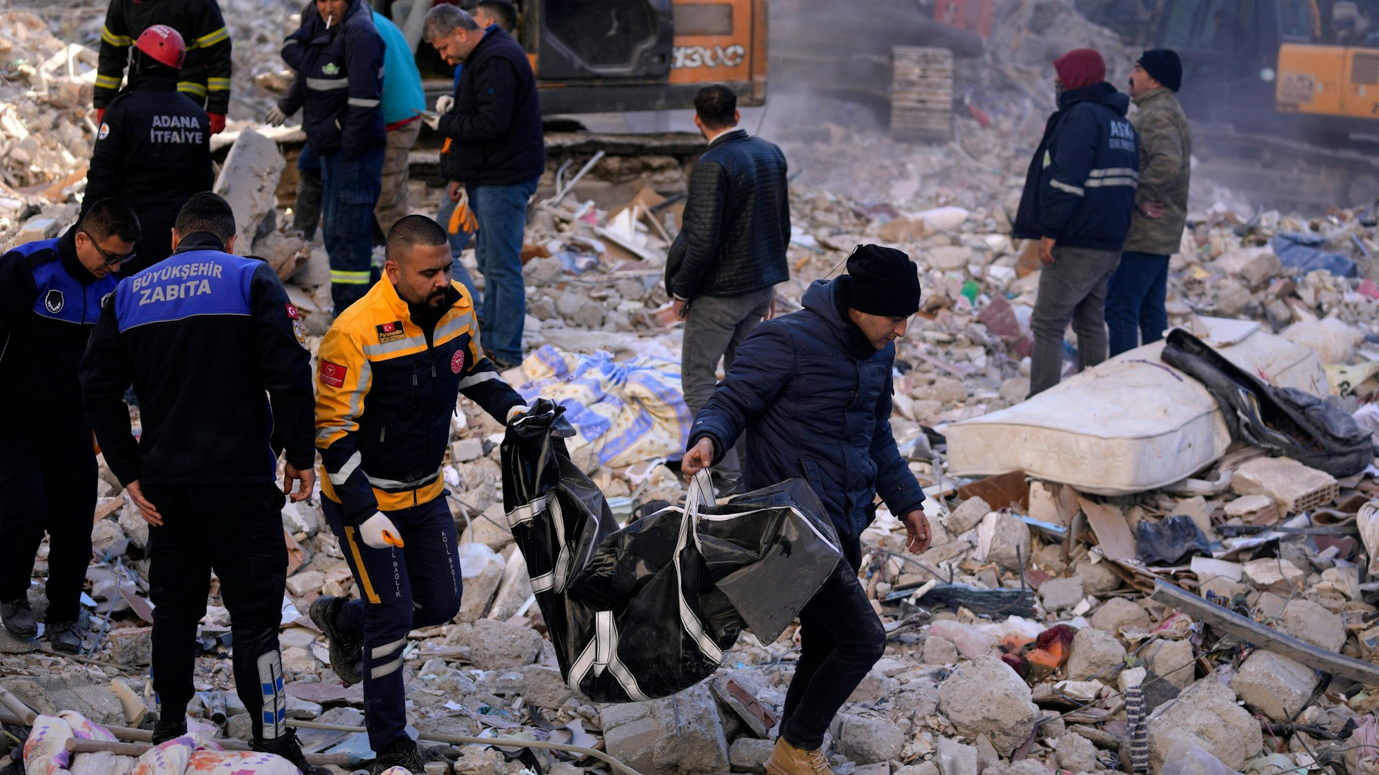 Helfer in den Trümmern.