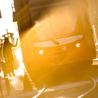 Fahrgäste steigen an der Haltestelle Euskirchener Straße in eine Stadtbahn der  Kölner Verkehrsbetriebe.
