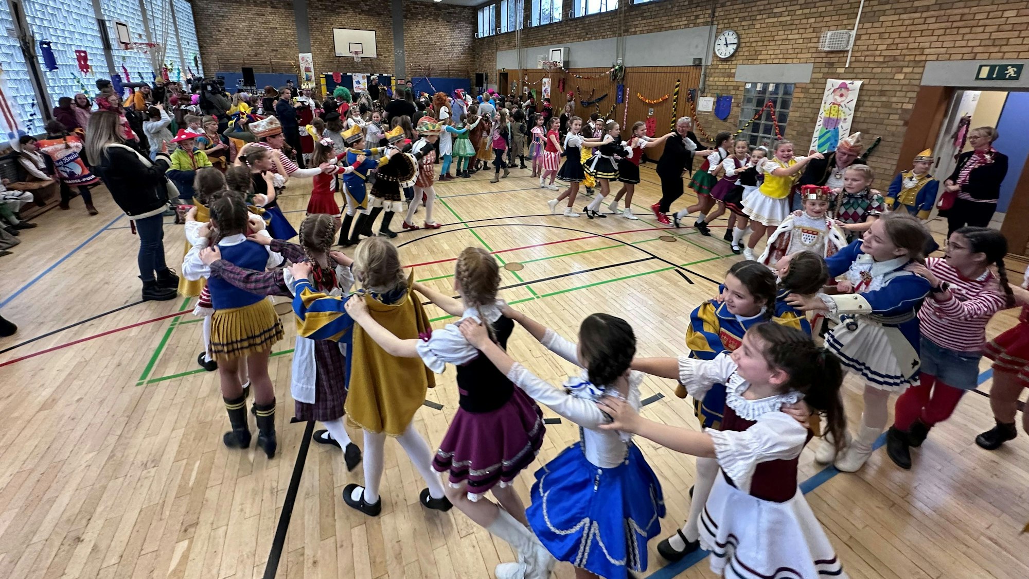 Polonaise mit Kinderdreigestirn bei Pänz Große Pause.