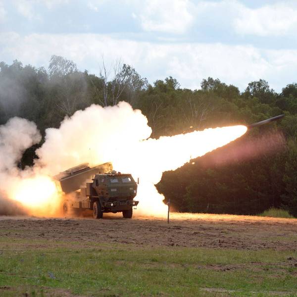 Ein amerikanisches HIMARS-System im Einsatz bei einer Übung. Die Ukraine hat mittlerweile auch diese westliche Waffe erhalten. (Archivbild)