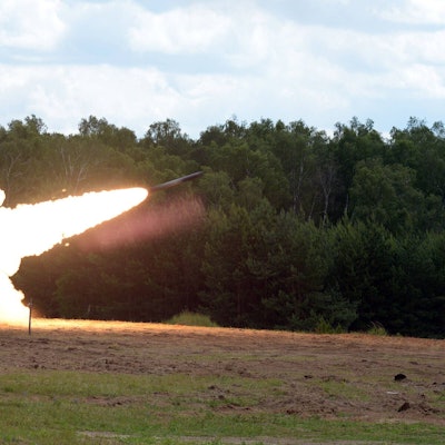 Ein amerikanisches HIMARS-System im Einsatz bei einer Übung. Die Ukraine hat mittlerweile auch diese westliche Waffe erhalten. (Archivbild)