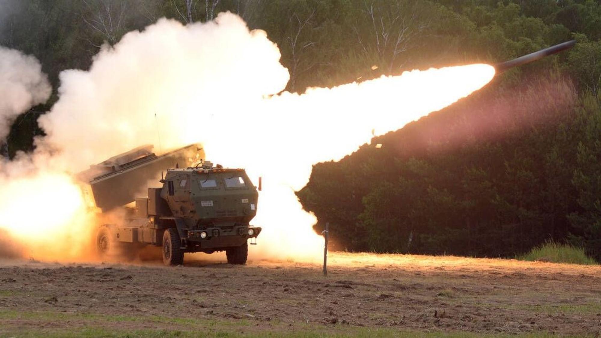 Ein amerikanisches HIMARS-System im Einsatz bei einer Übung. Die Ukraine hat mittlerweile auch diese westliche Waffe erhalten. (Archivbild)