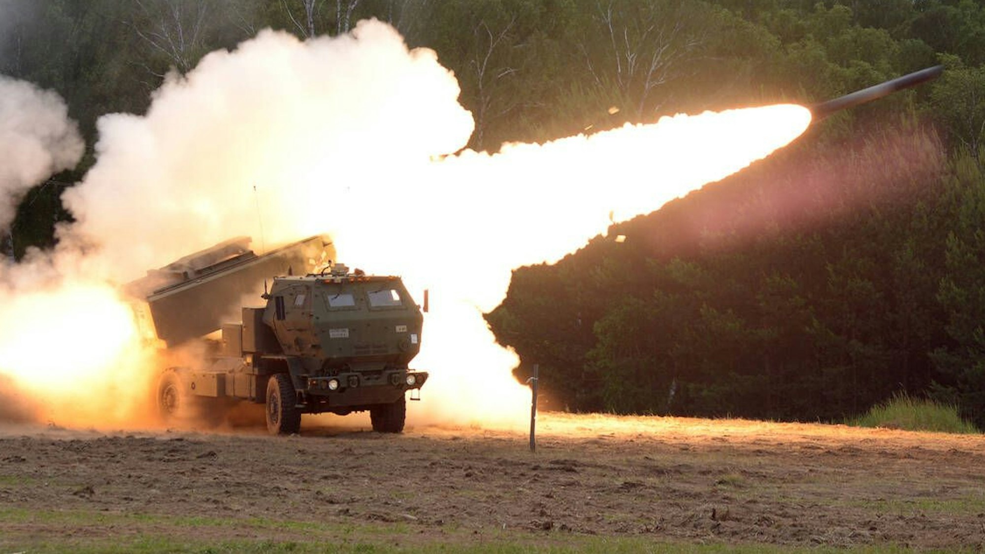 Ein amerikanisches HIMARS-System im Einsatz bei einer Übung. Die Ukraine hat mittlerweile auch diese westliche Waffe erhalten. (Archivbild)