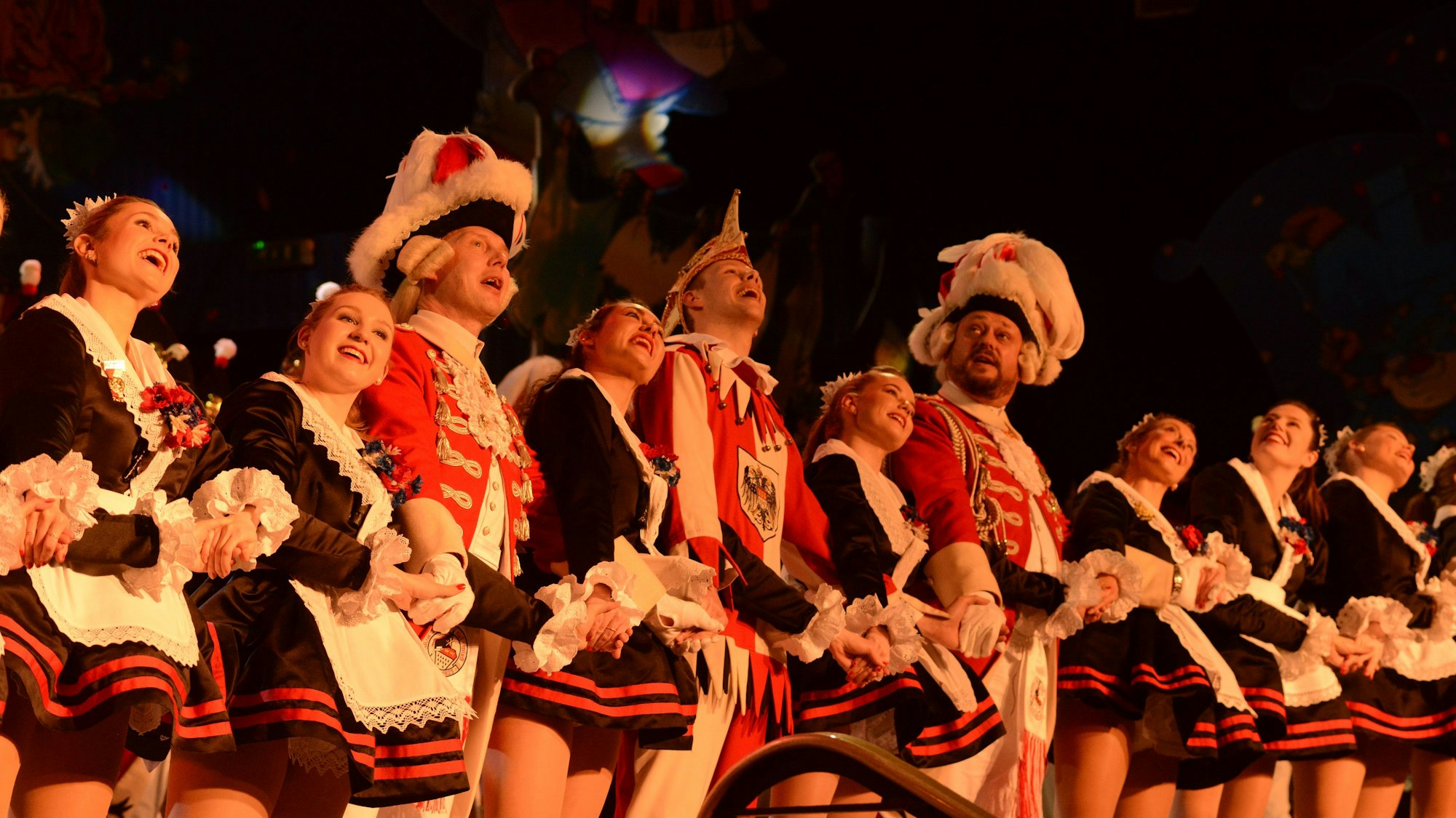 Hellige Knäächte & Mägde tanzen gemeinsam mit Roten Funken.
