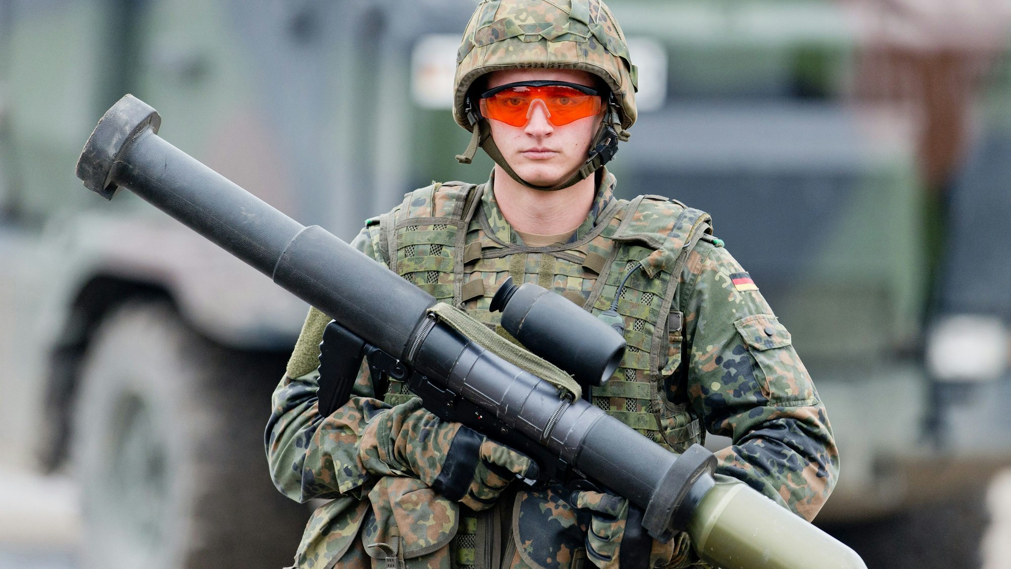 Ein Soldat hält auf dem Truppenübungsplatz Munster eine Panzerfaust 3 in der Hand.