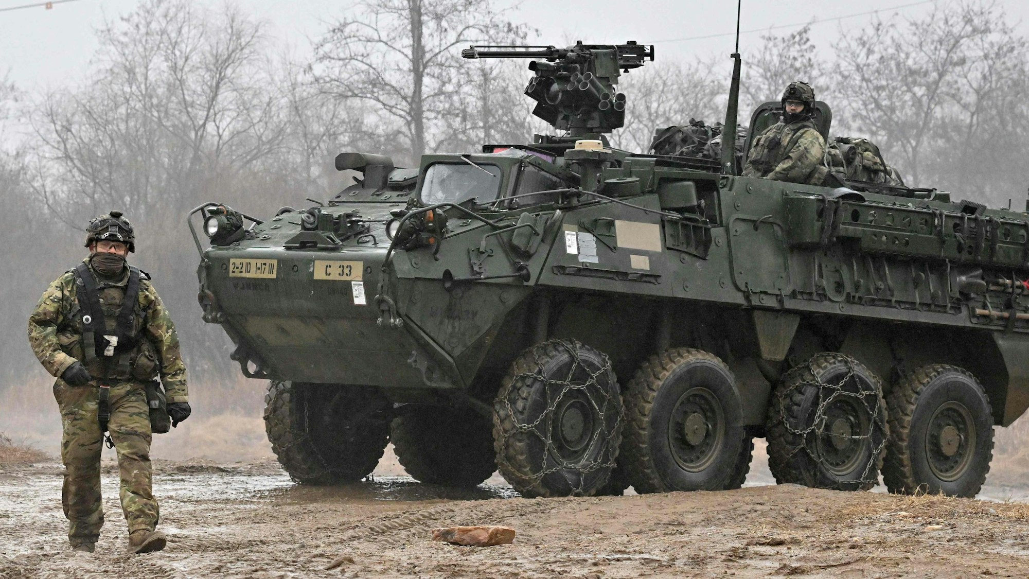 US-Soldaten bei einer Übung mit einem Stryker-Schützenpanzer. (Archivbild)