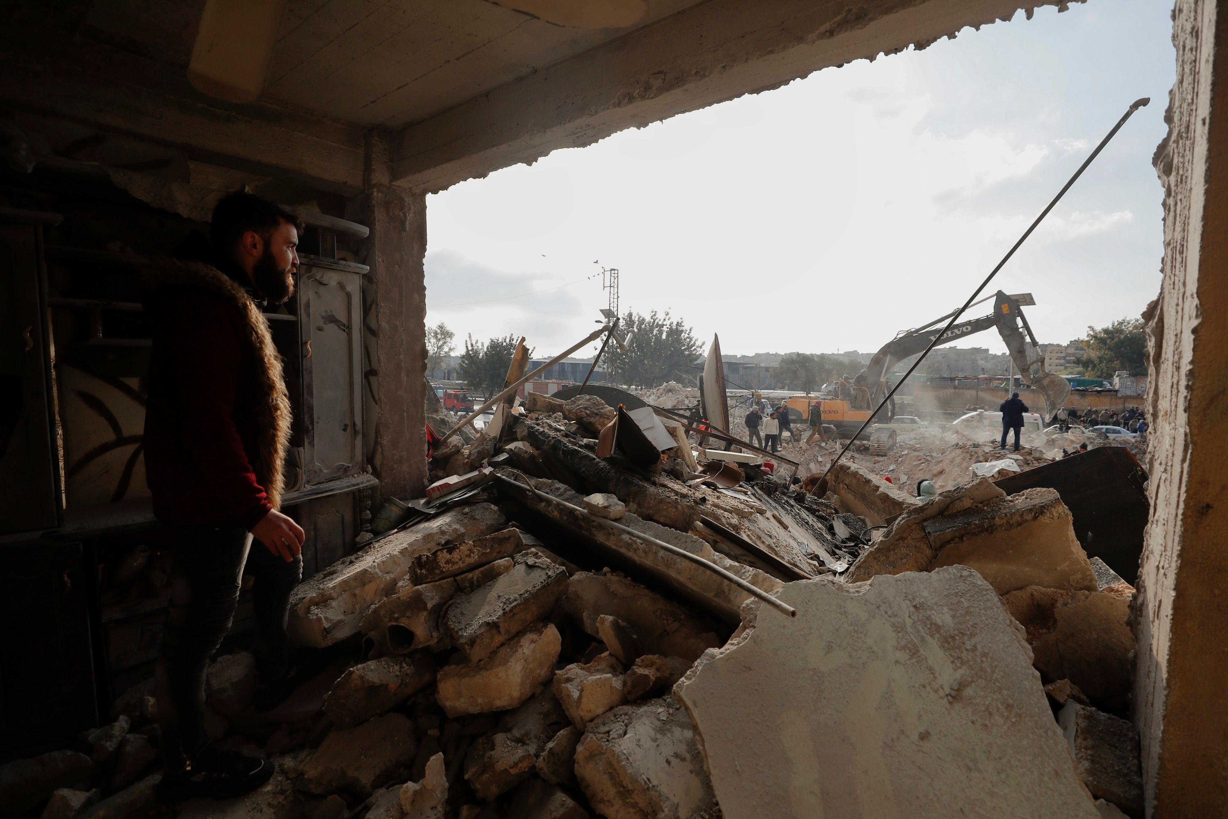 Ein Rettungsteam durchsucht Trümmer in Aleppo