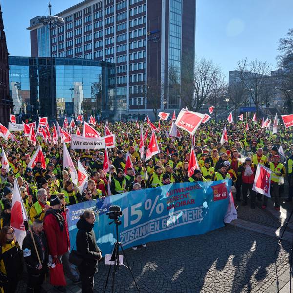 Menschen beteiligen sich auf dem Friedensplatz auf an einer Kundgebung