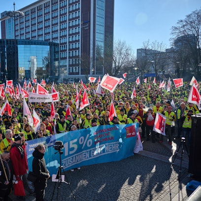 Menschen beteiligen sich auf dem Friedensplatz auf an einer Kundgebung