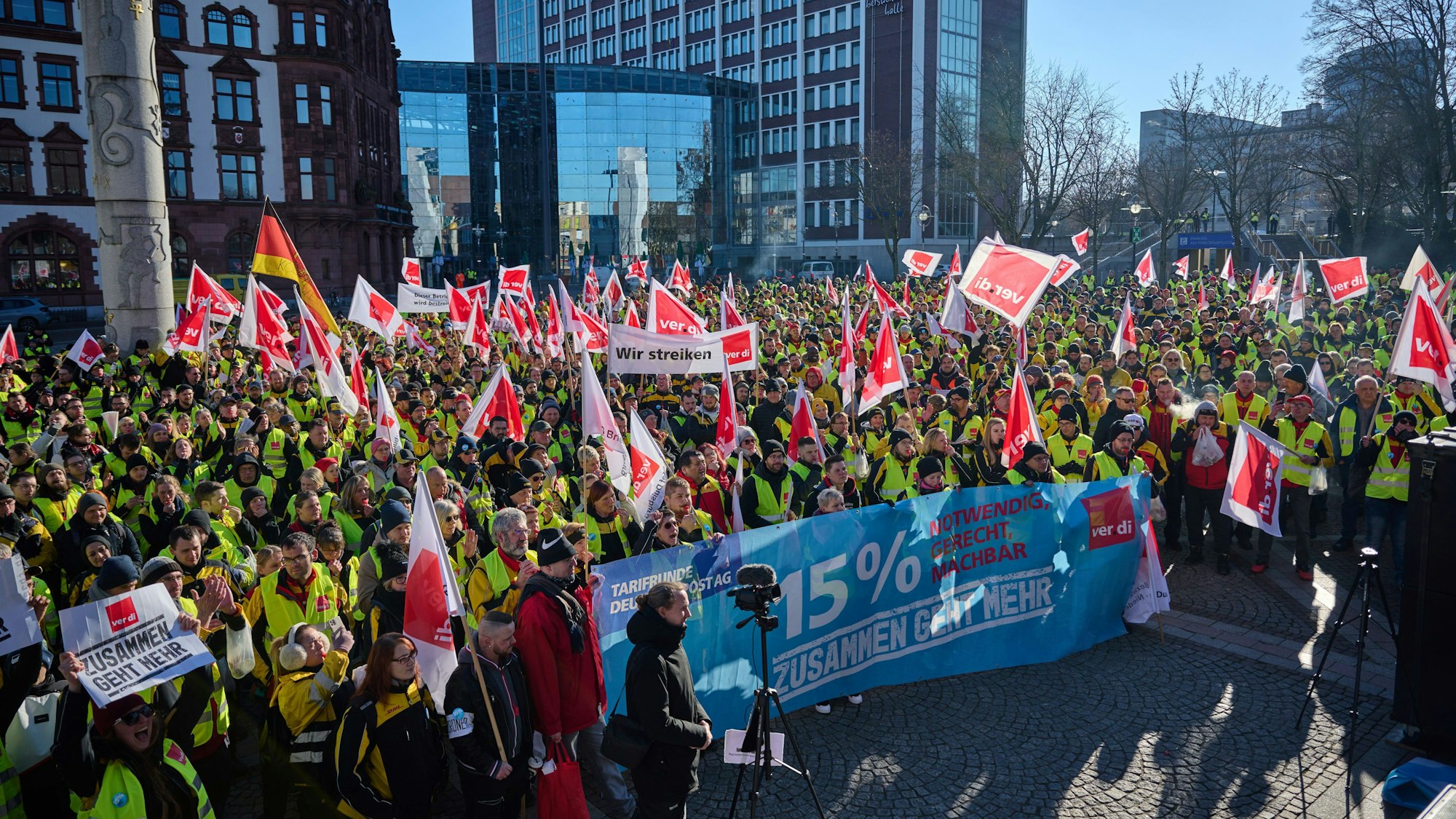 Menschen beteiligen sich auf dem Friedensplatz auf an einer Kundgebung