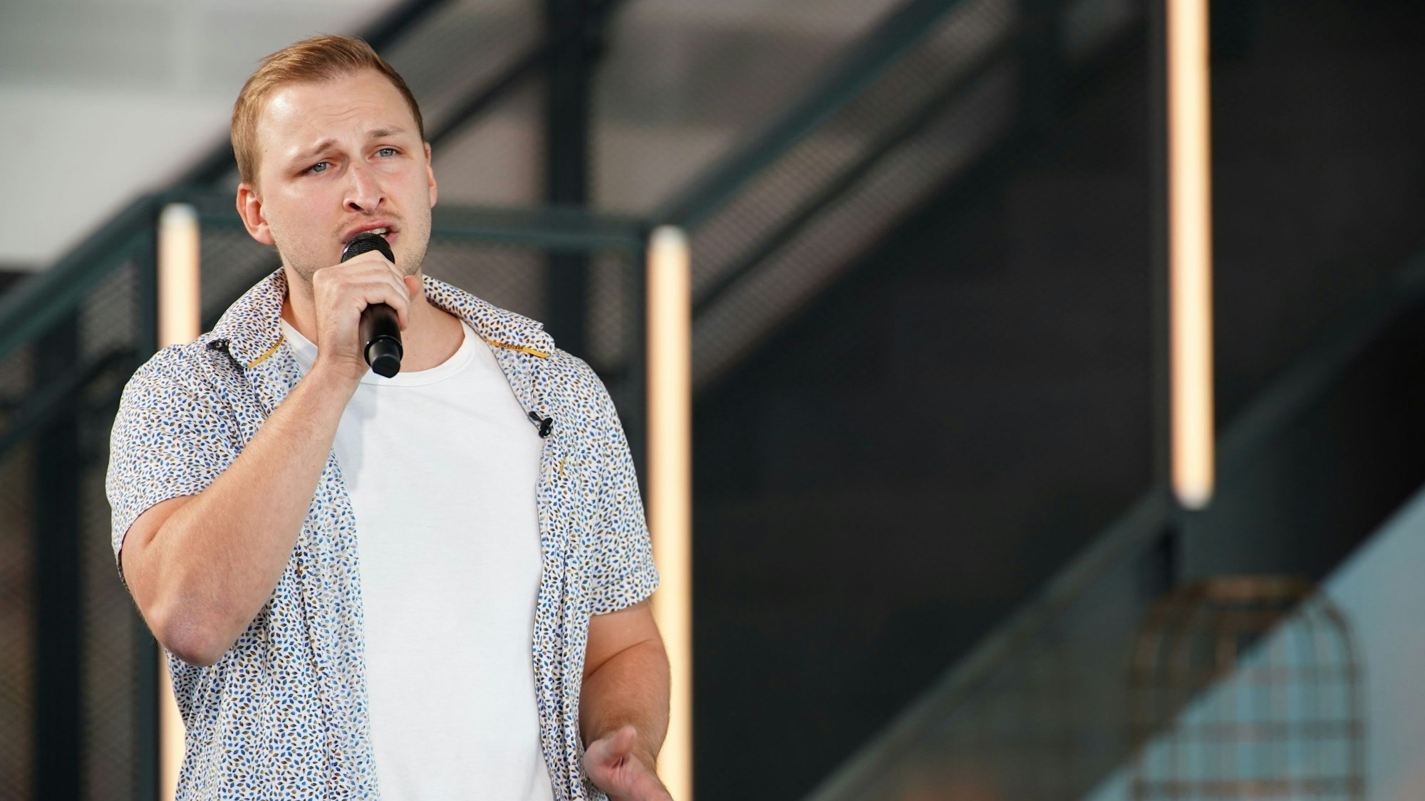 Das Foto zeigt David Leischik beim Casting. Mittlerweile durfte er bei DSDS auf Mallorca und in Thailand sein Können unter Beweis stellen.