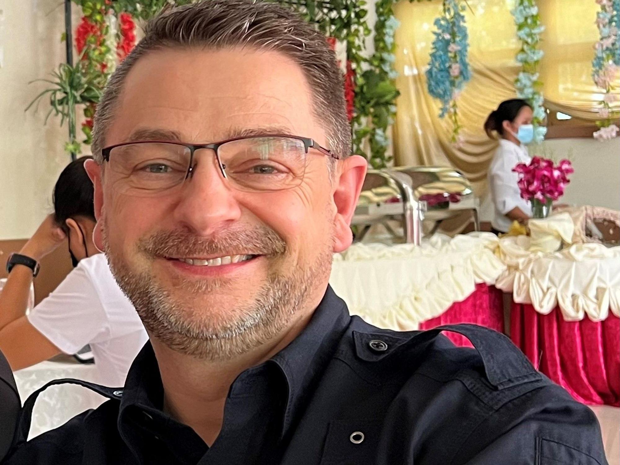 Heiner Guevarra von der Hilfsorganisation ISAR berichtet vom Einsatz vor Ort in der Türkei - er blickt in die Kamera und lächelt.