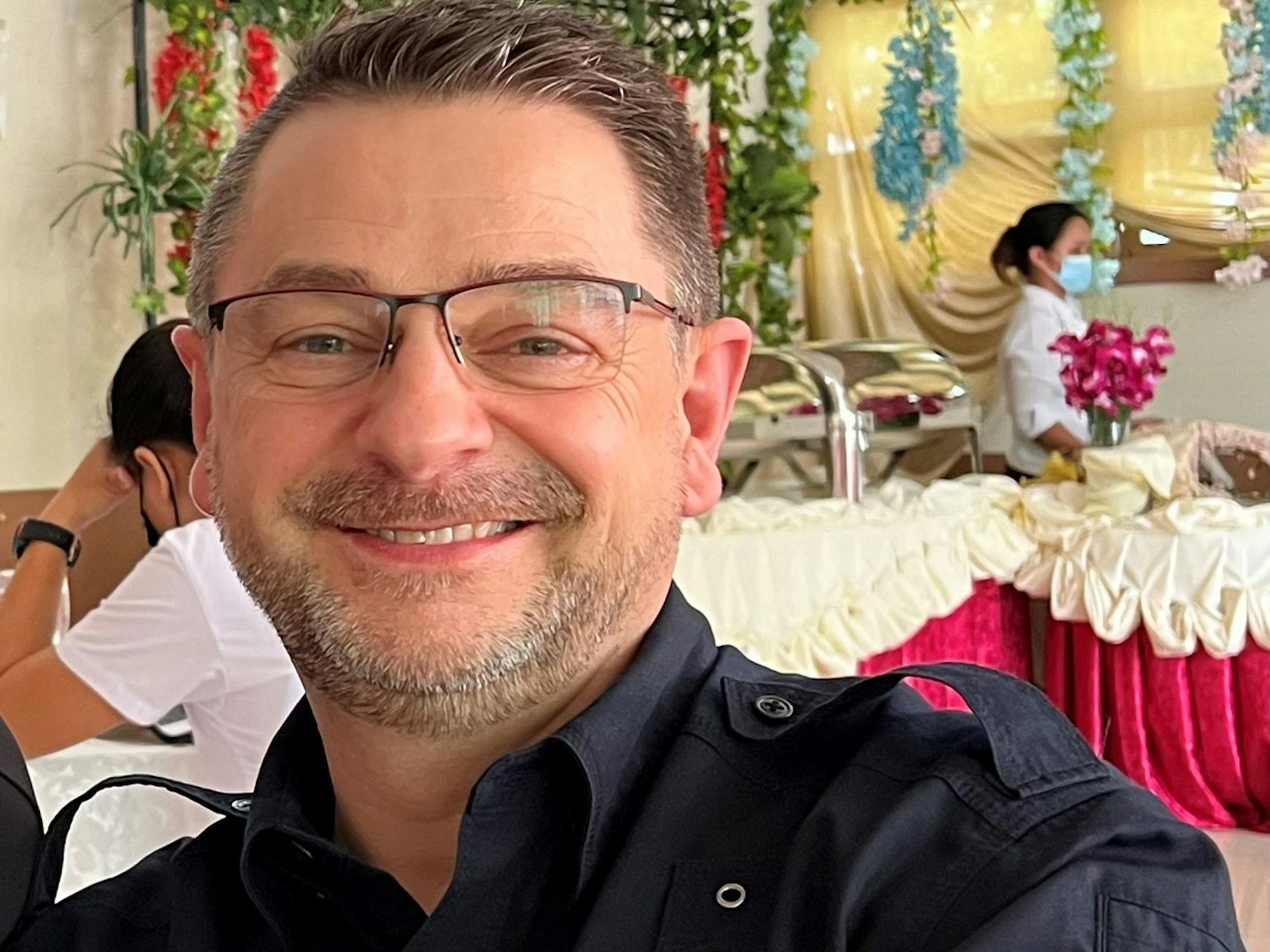 Heiner Guevarra von der Hilfsorganisation ISAR berichtet vom Einsatz vor Ort in der Türkei - er blickt in die Kamera und lächelt.