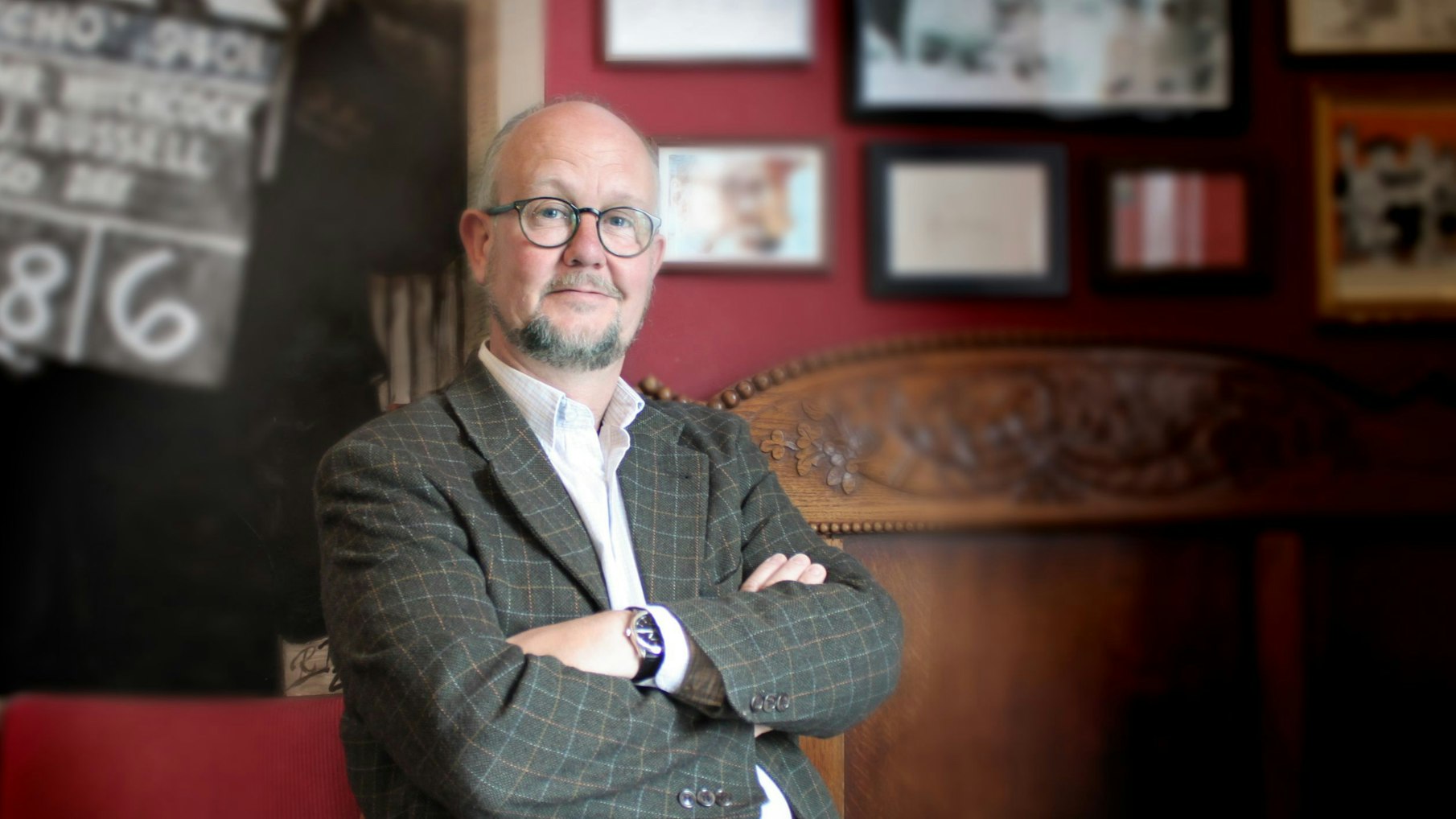 Krimiautor und Verleger Ralf Kramp in seinem "Café Sherlock" in Hillesheim.