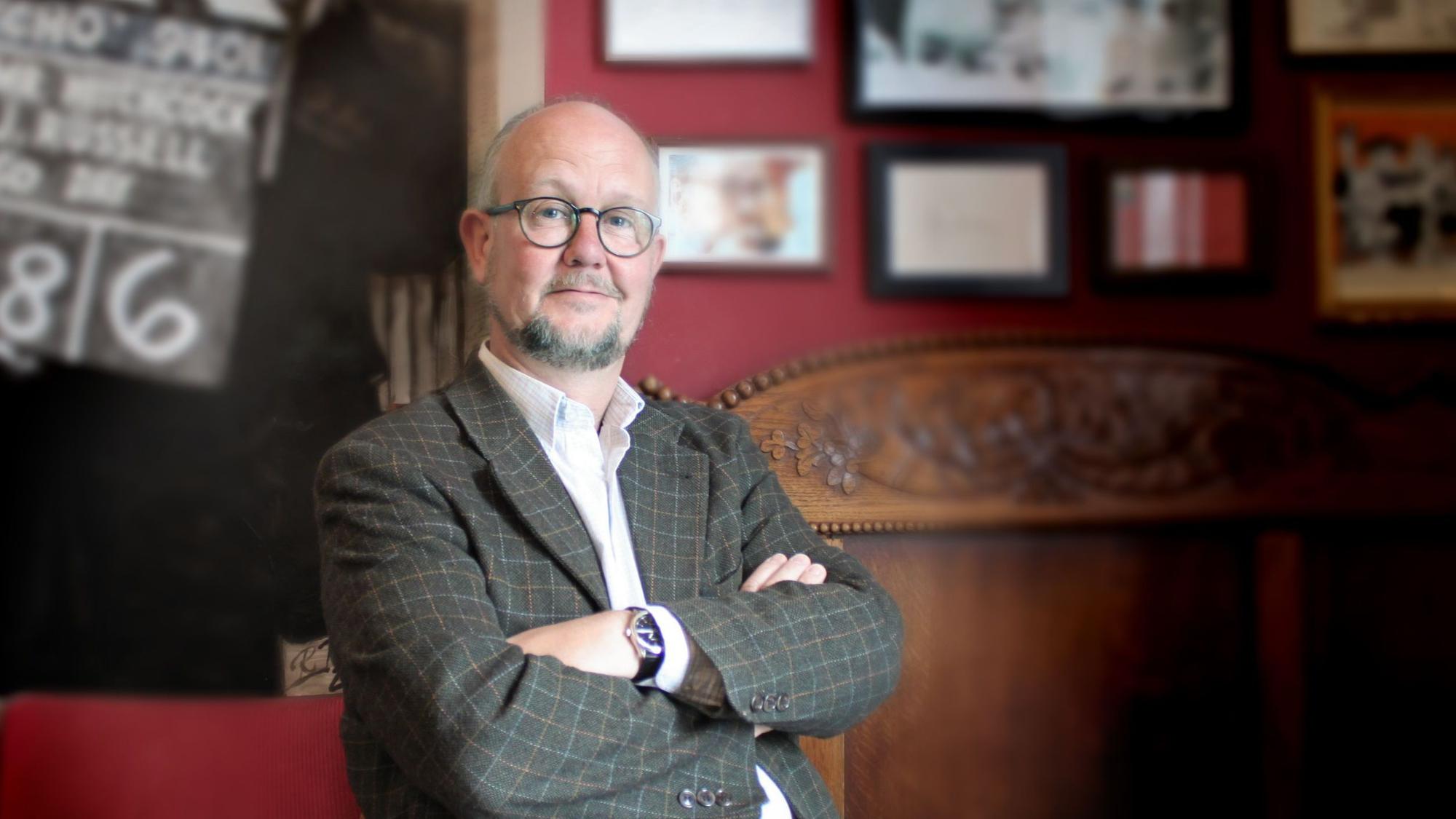Krimiautor und Verleger Ralf Kramp in seinem "Café Sherlock" in Hillesheim.