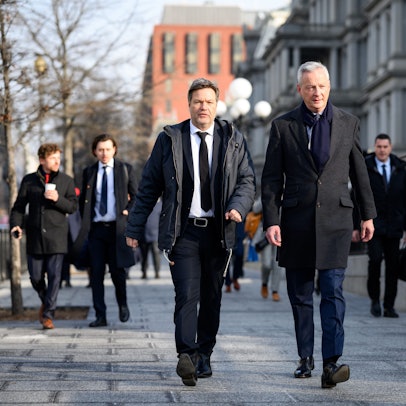 Robert Habeck, Bundesminister für Wirtschaft und Klimaschutz, und Bruno Le Maire, französischer Minister für Wirtschaft, Finanzen und Aufschwung, gehen Seite an Seite auf dem Gelände des Weißen Hauses.