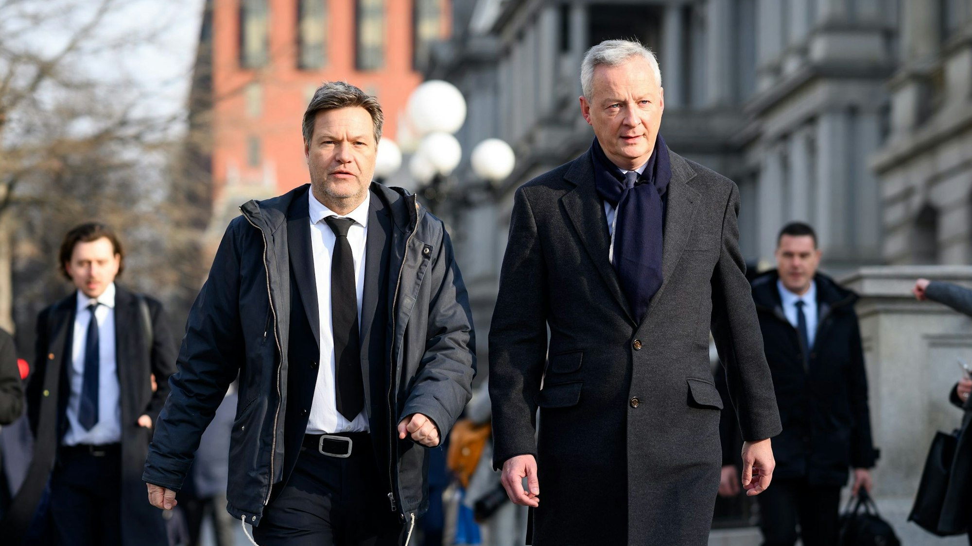Robert Habeck, Bundesminister für Wirtschaft und Klimaschutz, und Bruno Le Maire, französischer Minister für Wirtschaft, Finanzen und Aufschwung, gehen Seite an Seite auf dem Gelände des Weißen Hauses.