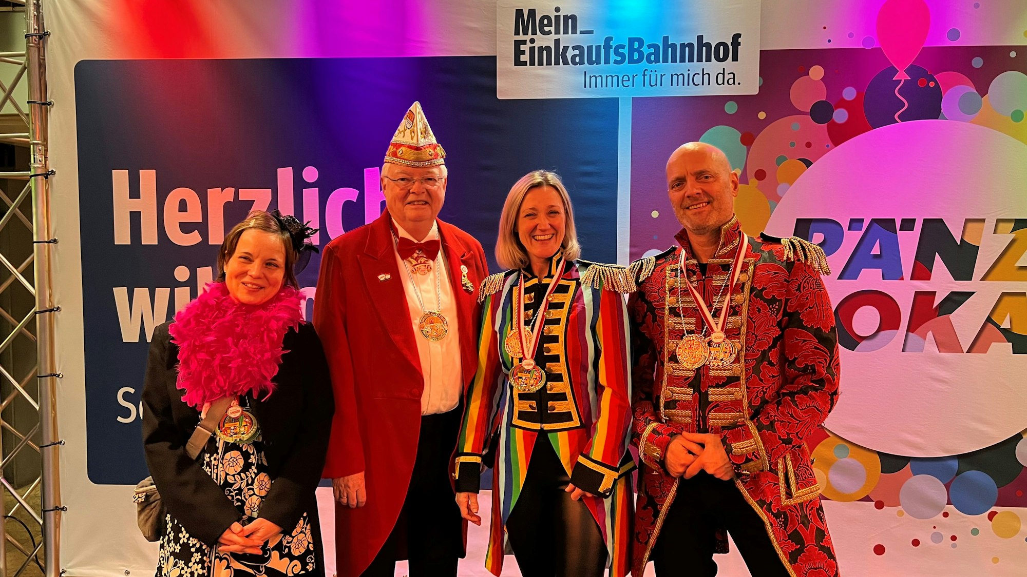 Ursula Sollors-Dettmer, Werbereferentin, Moderator Manfred Schweinheim, Stefanie Toloszycki, Werbereferentin, und Organisator Clemens Schmidt stehen auf der Bühne.