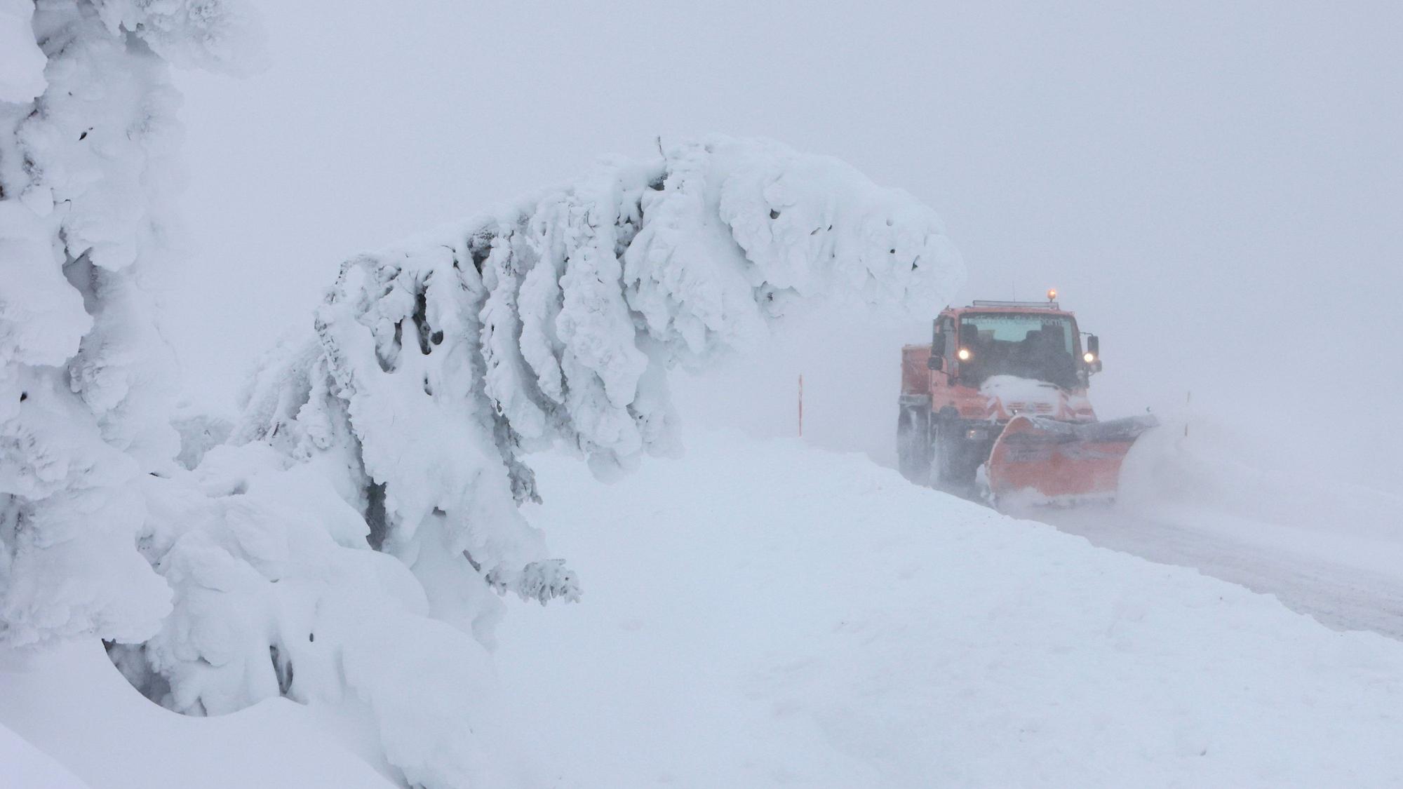 Ein Räumfahrzeug ist auf dem Brocken unterwegs, um Schneemassen wegzuräumen (Symbolbild).