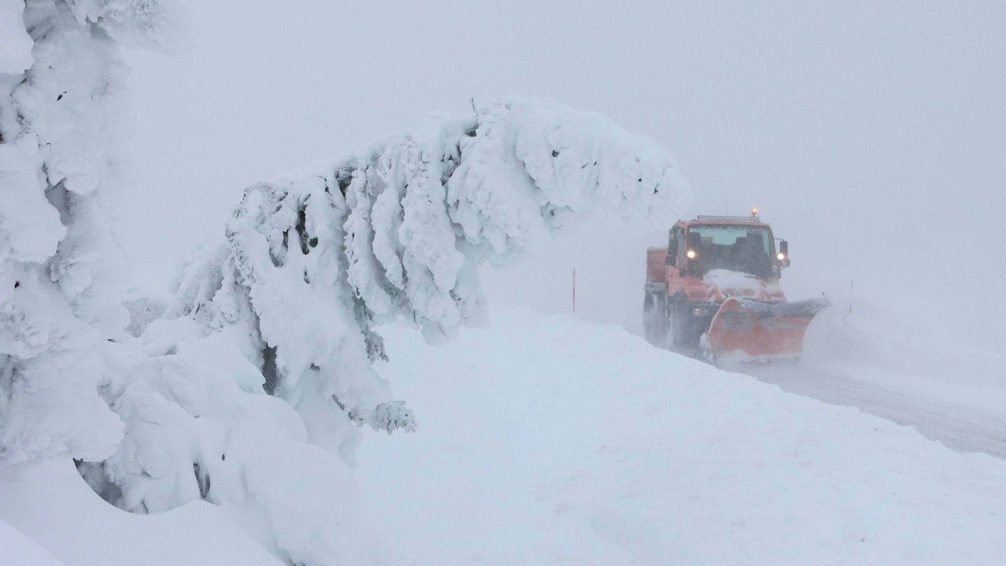 Ein Räumfahrzeug ist auf dem Brocken unterwegs, um Schneemassen wegzuräumen (Symbolbild).