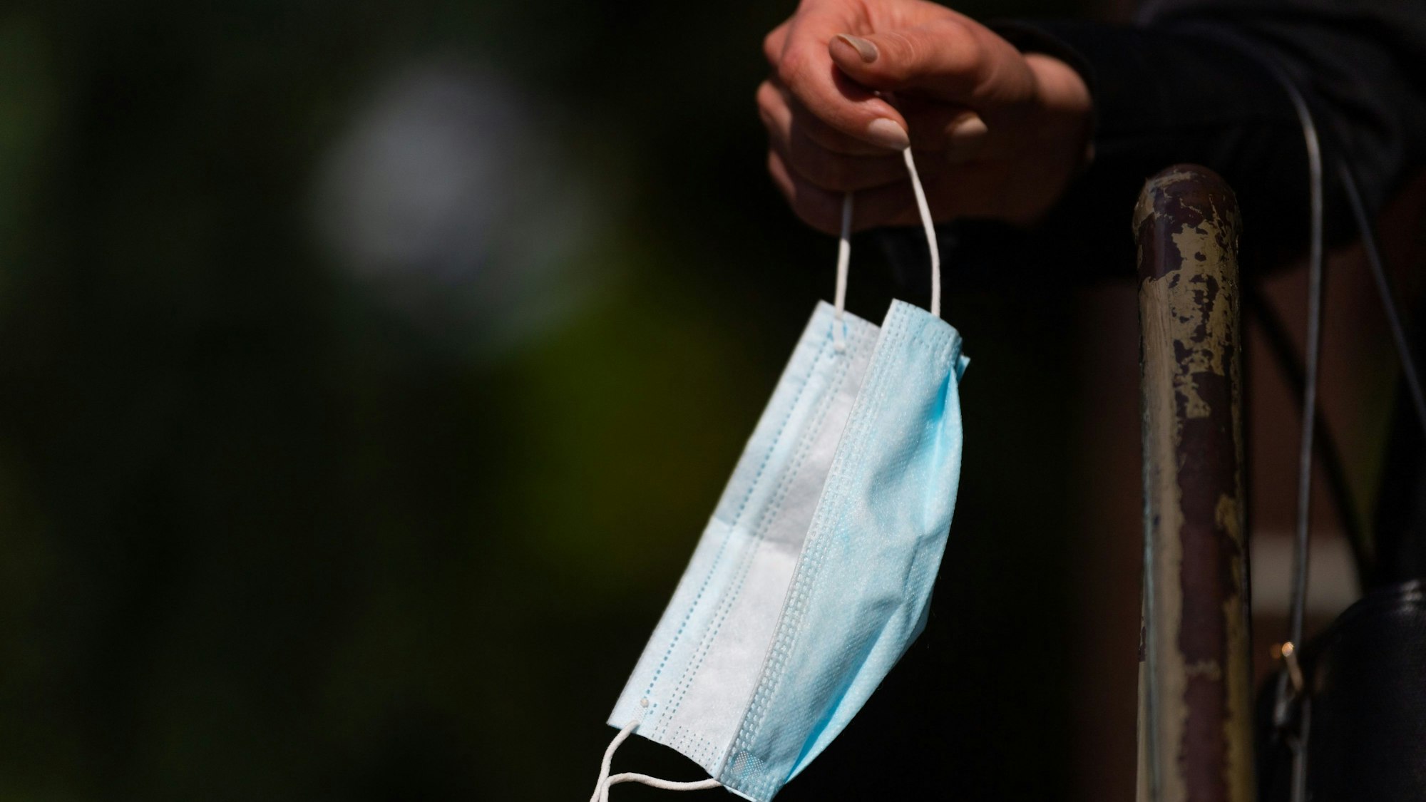 Eine Person hält eine Maske.