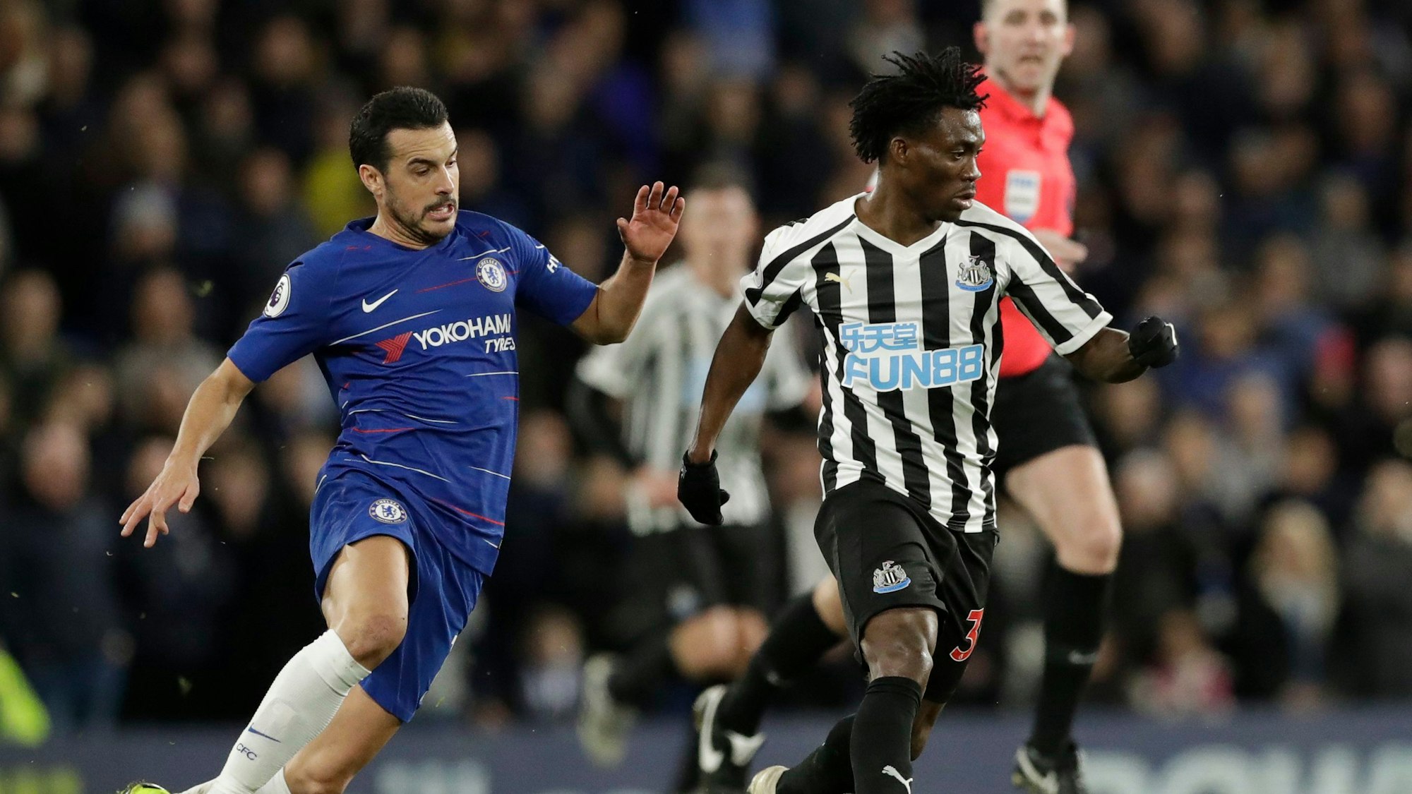 Christian Atsu dribbelt mit dem Ball.