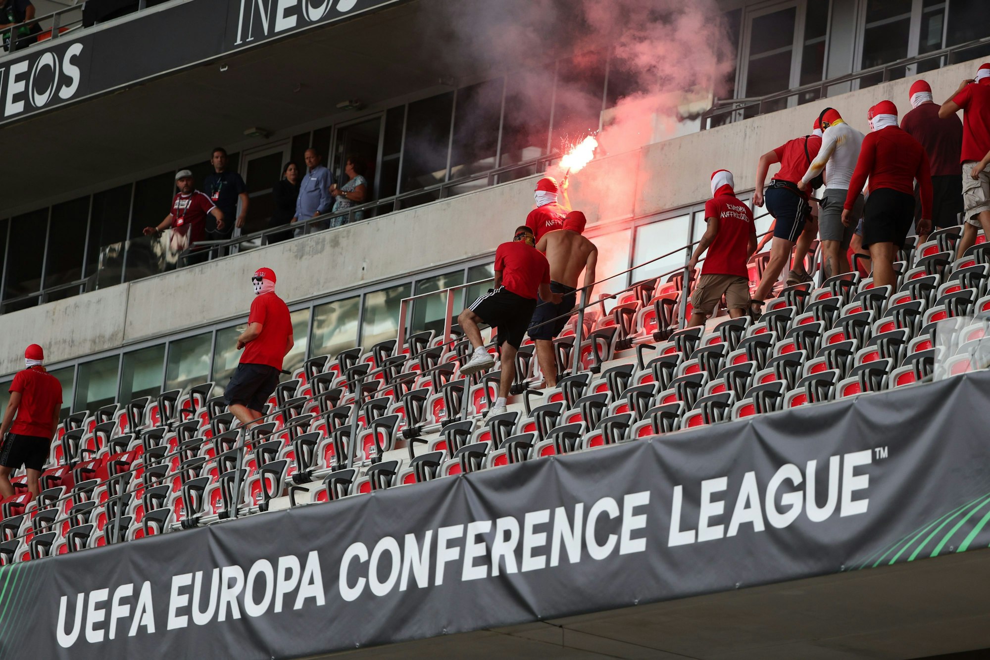 Vor den Augen von Trainer Steffen Baumgart kam es in Nizza zu den Ausschreitungen der FC-Fans.