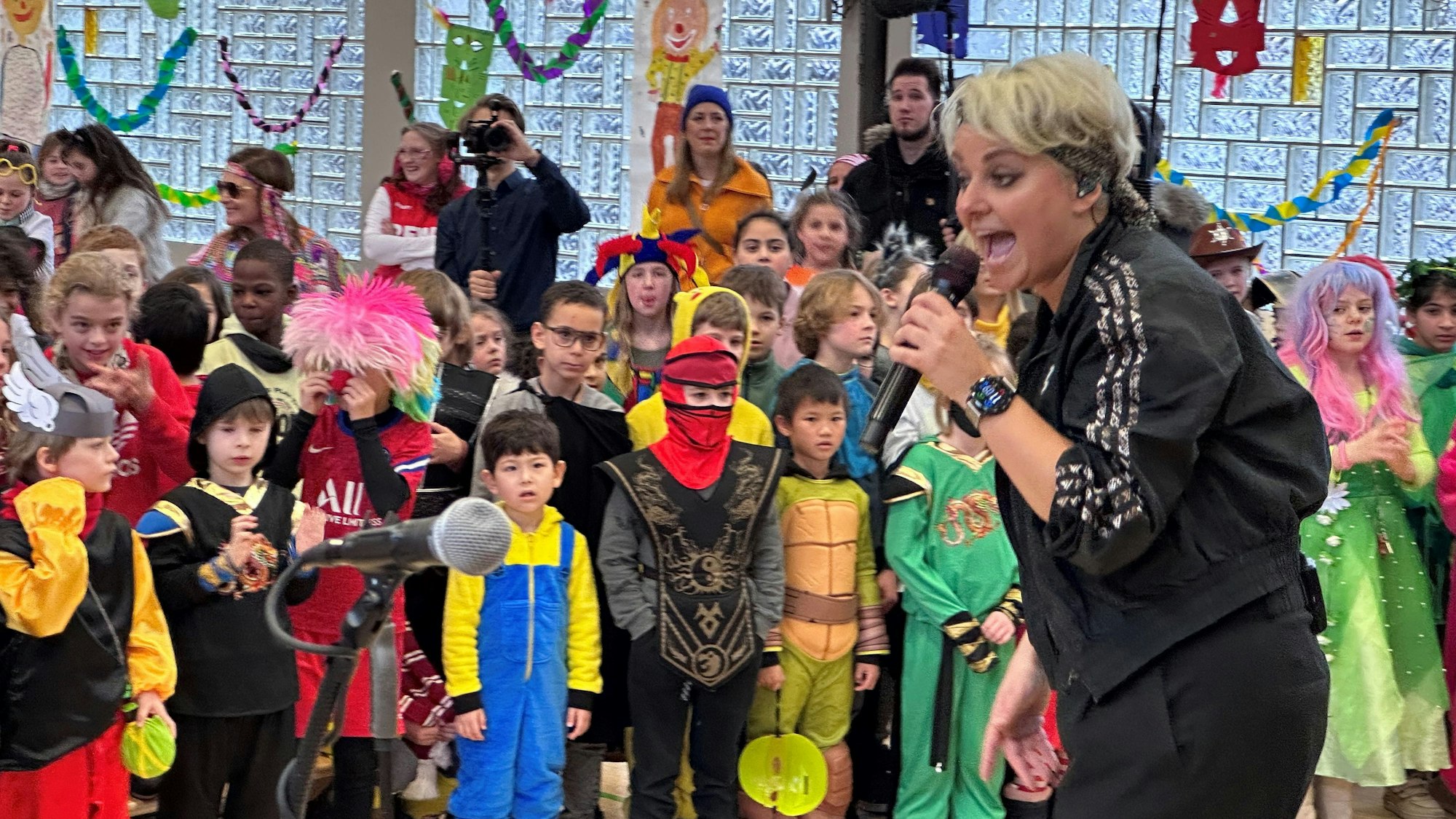 Sängerin Nici Kempermann sing zu den Kindern.