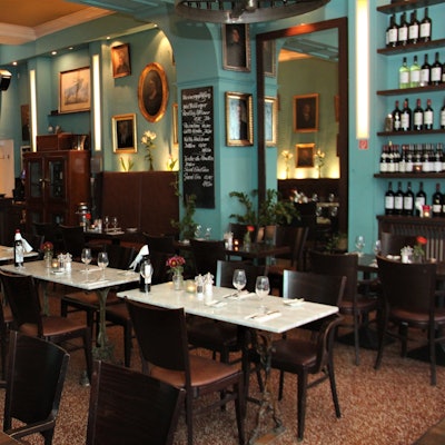 Das L'Apéro präsentiert sich seinen Gästen als romantisch eingerichtetes Speiselokal.