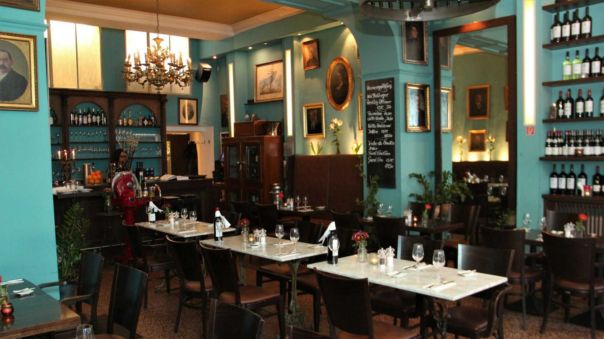 Das L'Apéro präsentiert sich seinen Gästen als romantisch eingerichtetes Speiselokal.