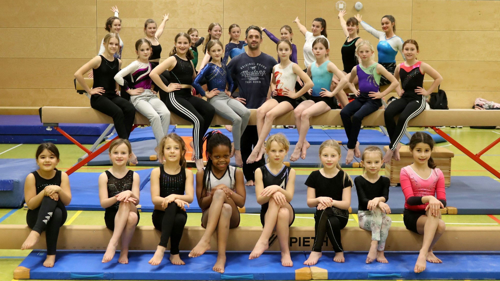 Aufstellung um Trainer Manuél Heister (Mitte) herum: ein Teil der Turnerinnen des Euskirchener TSC.