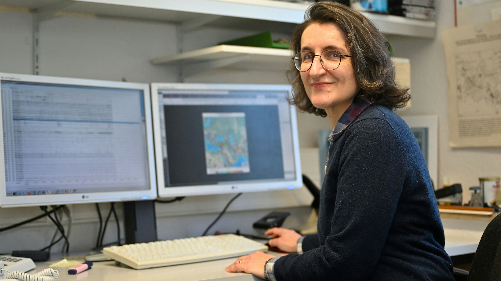 Die Geophysikerin Dr. Brigitte Knapmeyer-Endrun sitzt vor Bildschirmen in der Erdbebenstation Bensberg.