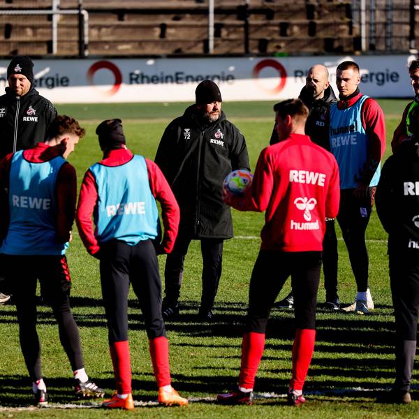Steffen Baumgart spricht mit seinen Spielern auf dem Trainingsplatz, der Trainer des 1. FC Köln trägt am eisigen Dienstagmorgen (7. Februar) eine wärmende Mütze.