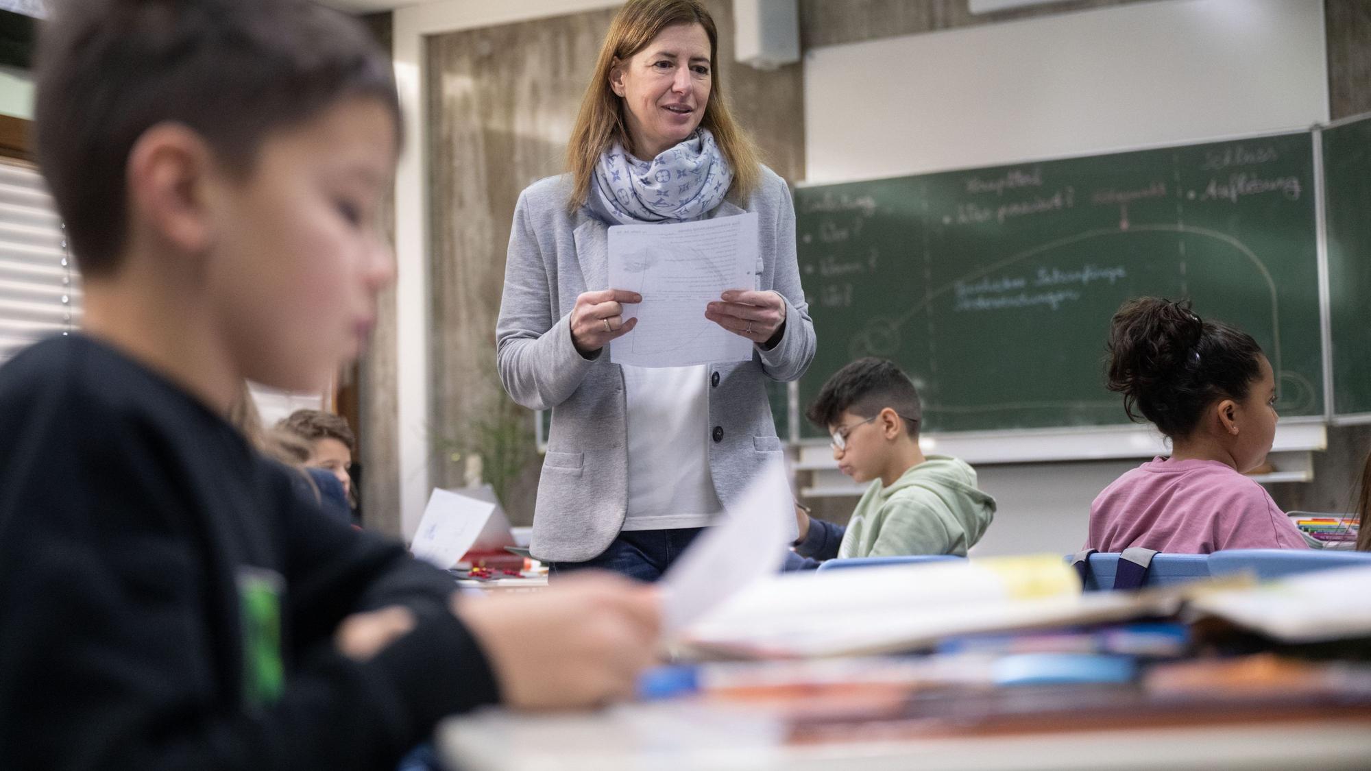 Das Bild zeigt eine Lehrerin, die eine vierte Klasse unterrichtet. An den Schulen gibt es zu wenige Lehrkräfte.