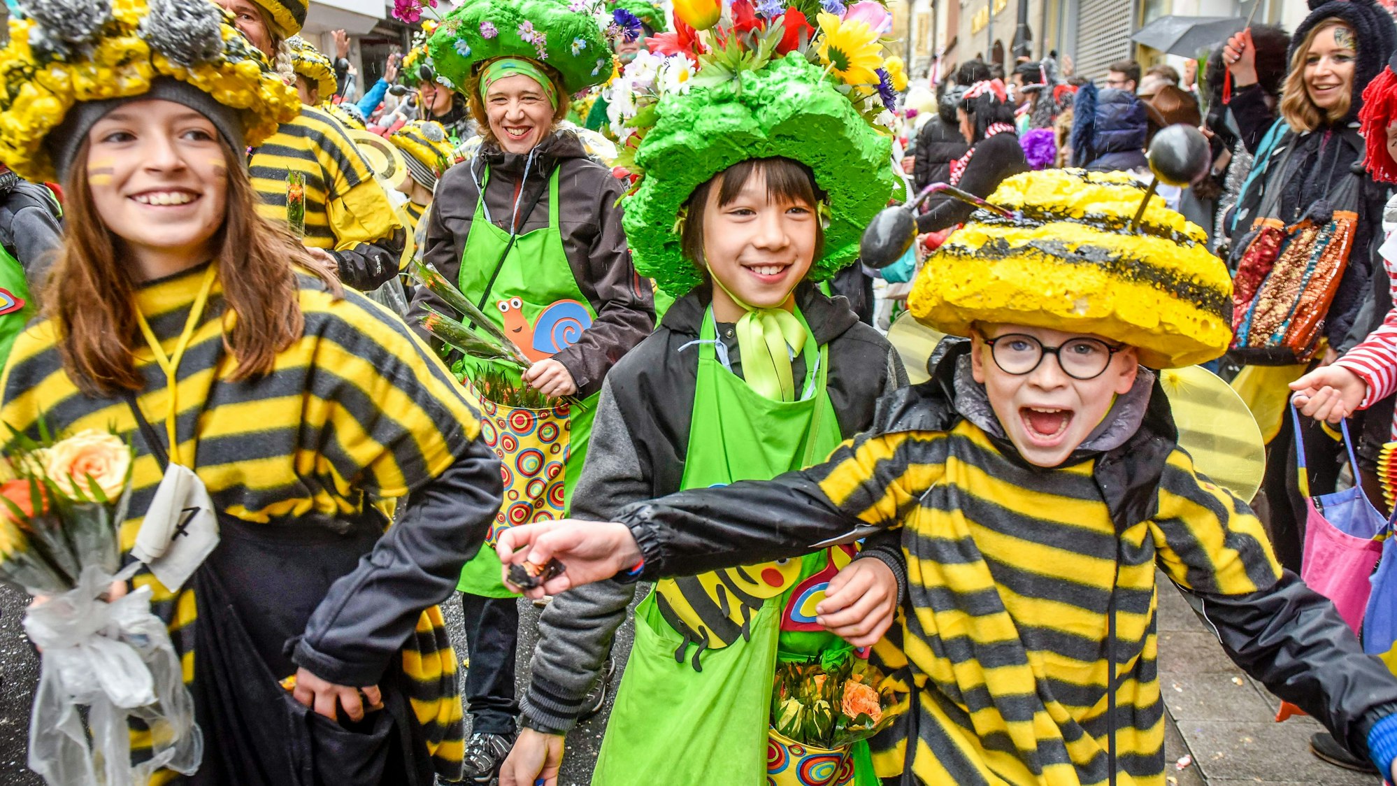 Teilnehmer der „Schull- un Veedelszöch“ laufen über die Severinstraße im Jahr 2019.