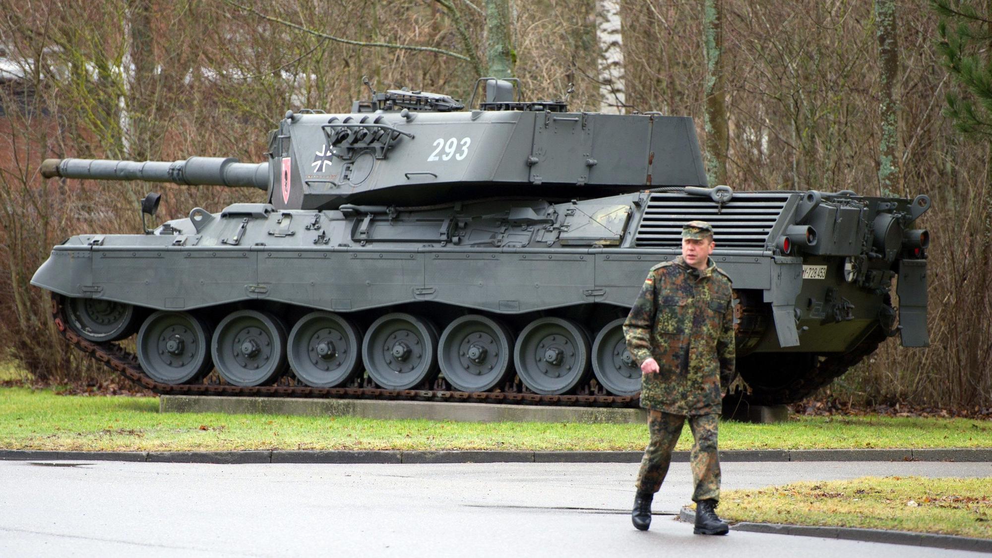 Ein Soldat läuft auf dem Gelände der Graf-Stauffenberg-Kaserne an einem ausgestellten Kampfpanzer vom Typ Leopard 1 A4 vorbei. Das Bundeswirtschaftsministerium hat die Ausfuhr von bis zu 178 Kampfpanzern des Typs Leopard 1A5 in die Ukraine genehmigt.