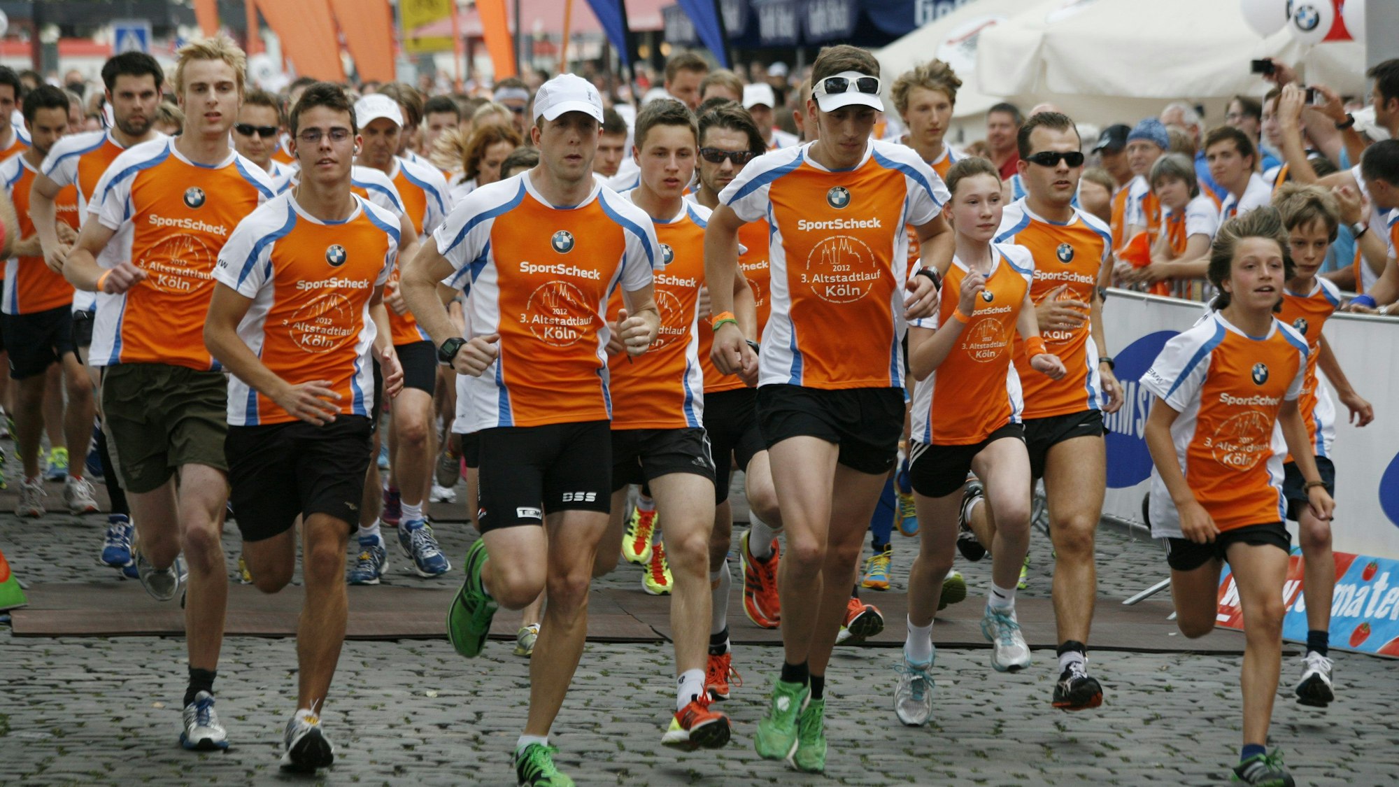 Auch dieses Jahr findet wieder der beliebte Altstadtlauf quer durch Köln statt. (Archivbild)
