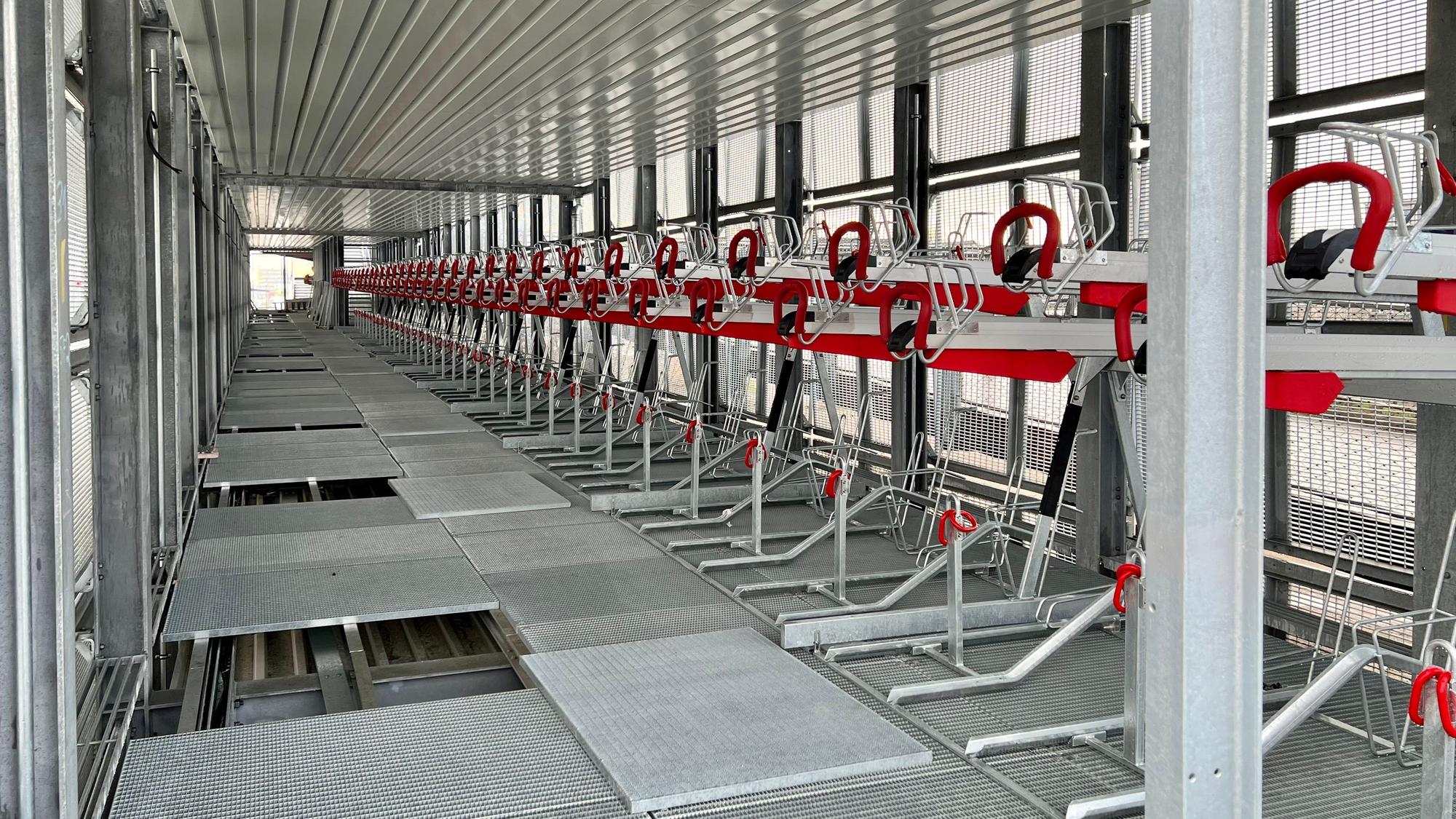 Blick ins künftige Fahrradparkhaus an der Bahnhofsbrücke Opladen